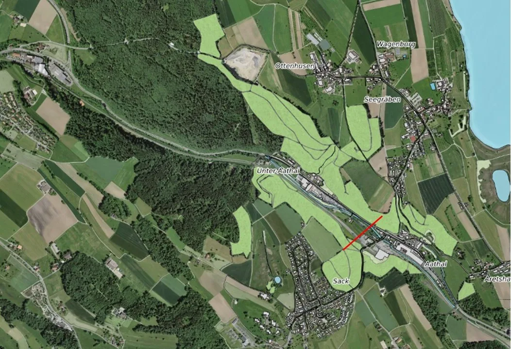Karte mit den Seegräbner Ortsteilen Dorf, Aathal und Sack sowie rot eingezeichnet die ungefähre Lage der geplanten Fussgänger- und Velobrücke übers Aatal.
